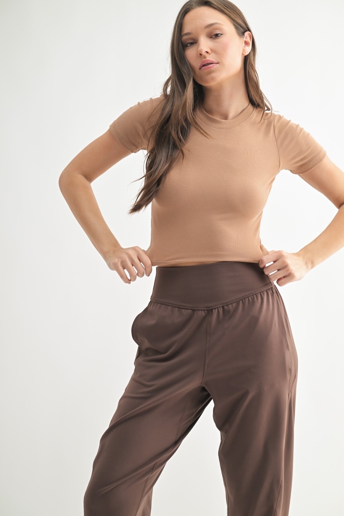 MICRO-RIBBED ATHLEISURE TEE